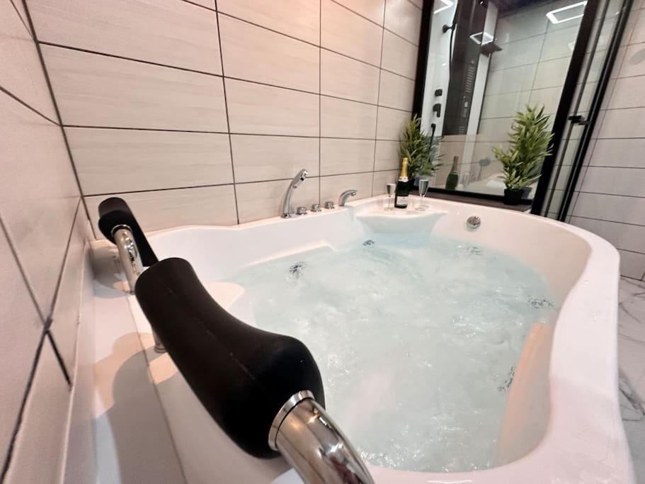 E Servagnat T3 Luxe Avec Sauna Jacuzzi Et Hammam Épernay Esterno foto