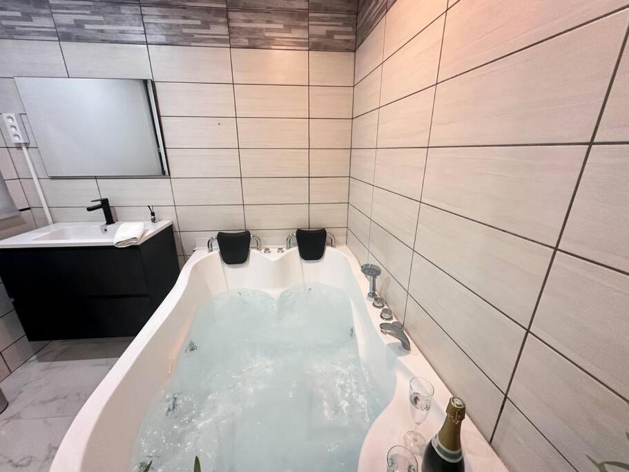 E Servagnat T3 Luxe Avec Sauna Jacuzzi Et Hammam Épernay Esterno foto