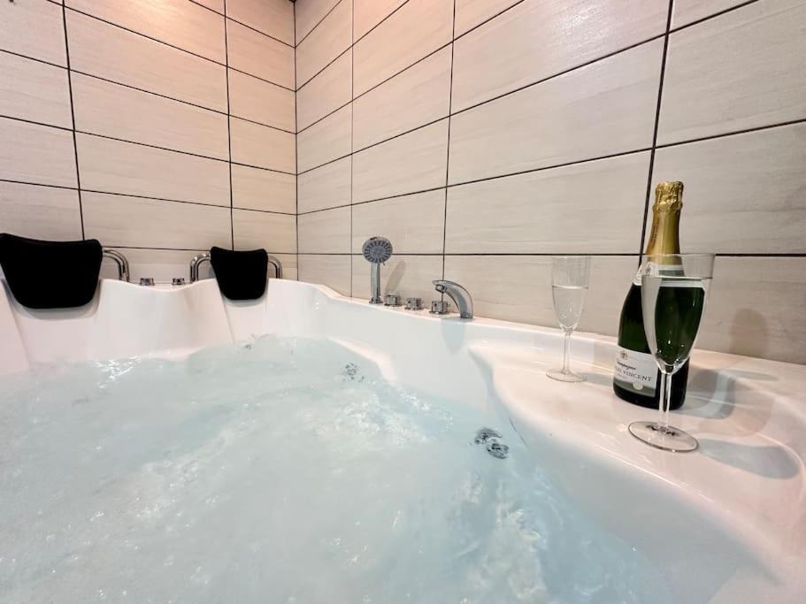 E Servagnat T3 Luxe Avec Sauna Jacuzzi Et Hammam Épernay Esterno foto