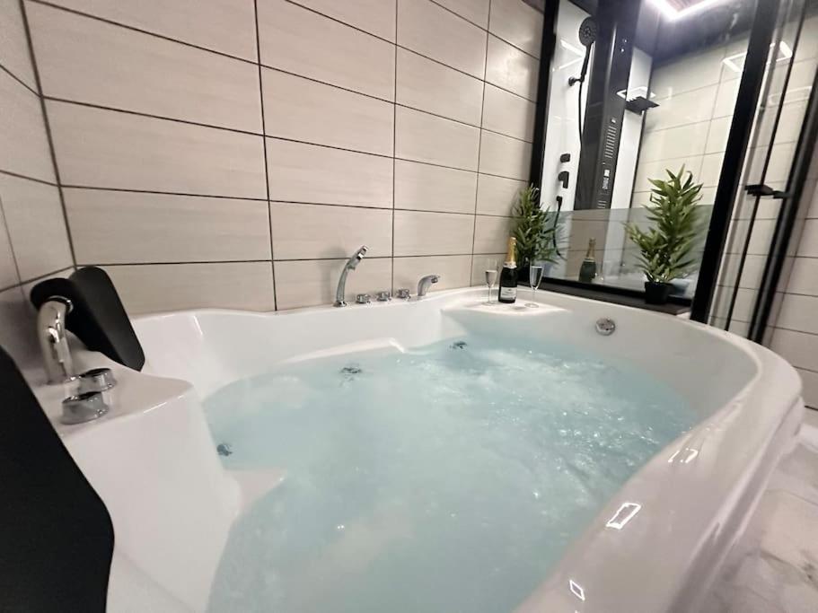 E Servagnat T3 Luxe Avec Sauna Jacuzzi Et Hammam Épernay Esterno foto